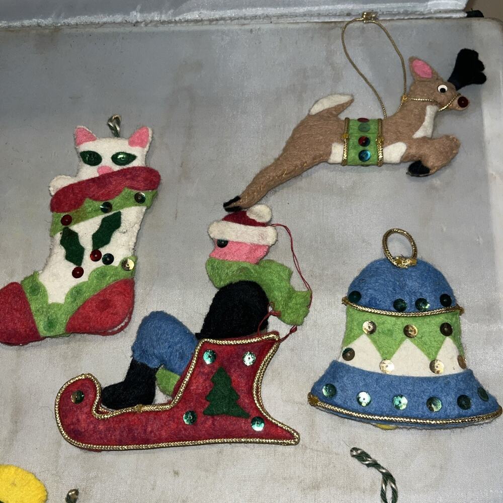 VTG Bucilla? Handmade Felt Sequins Christmas Ornaments Lot 10 - Picture 4 of 5